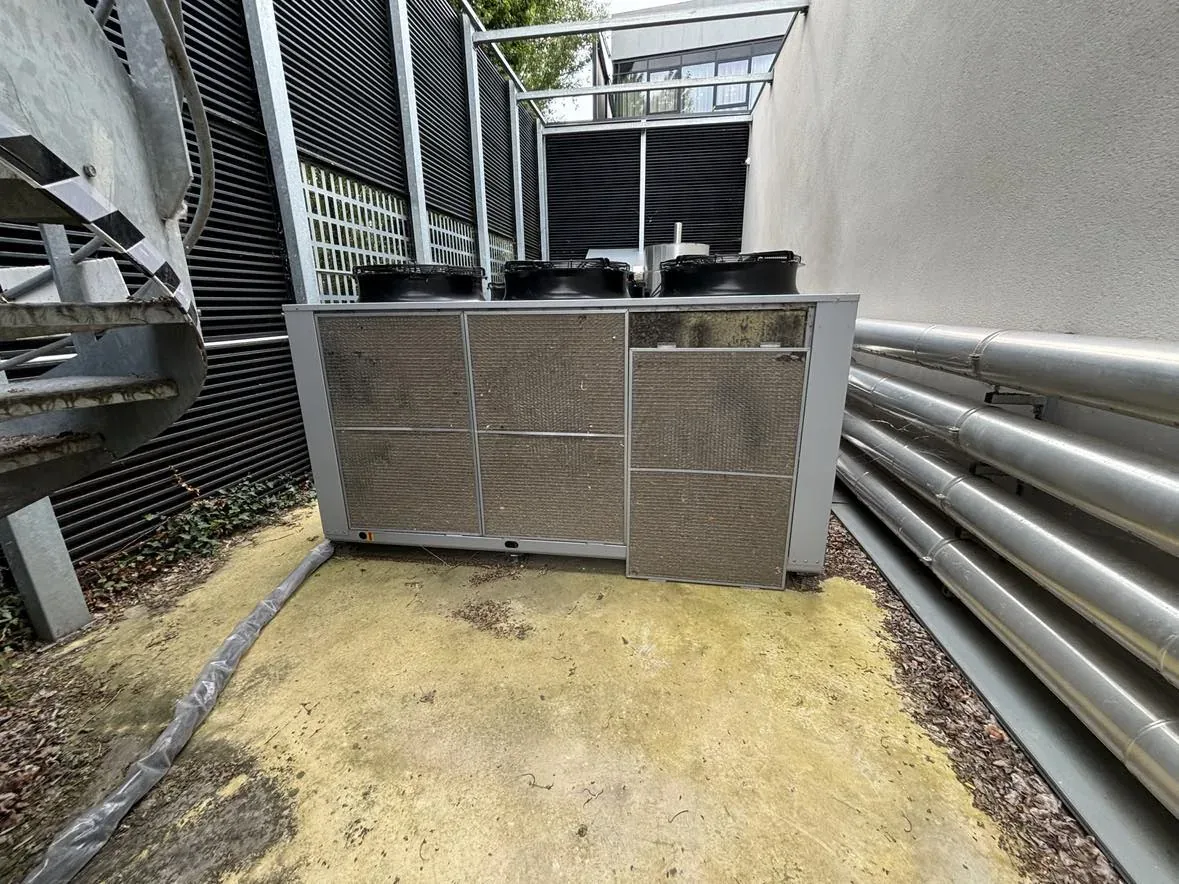 Condenseur assurant le refroidissement d’un datacenter avant nettoyage technique Center'géni