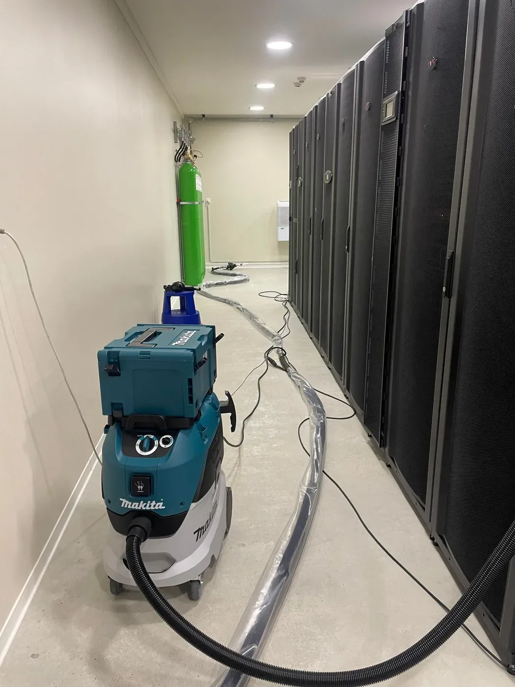 Nettoyage technique de baies informatiques en salle serveur par Center'géni